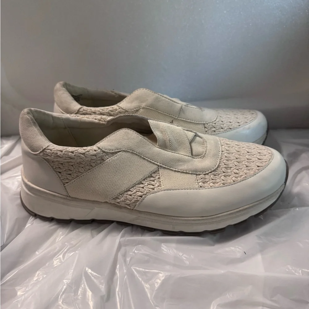 Reaction by Kenneth Cole slip on sneakers in creamy almond color NWOT Size 10